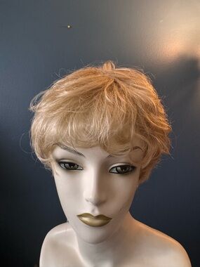 Blonde Short Layered Women's Wig - Natural Light Blonde